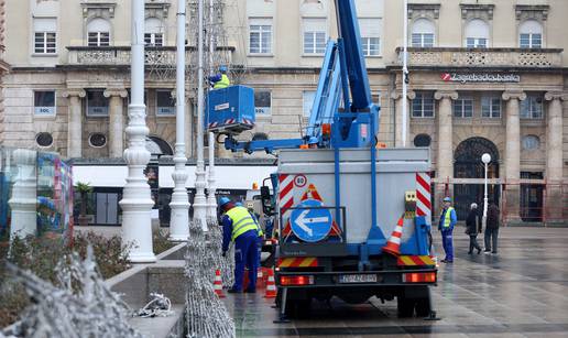 VIDEO Centar Zagreba vraća se u normalu - raskitili bor, ulice...