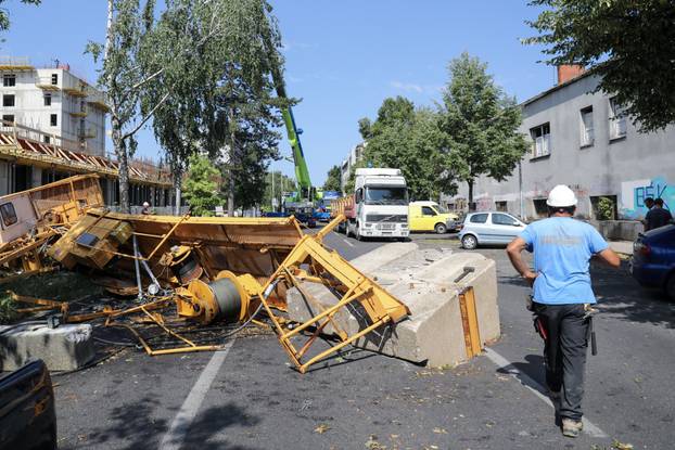 Zagreb: Prilaz baruna Filipovića zatvoren zbog pada dizalice u jučerašnjem nevremenu