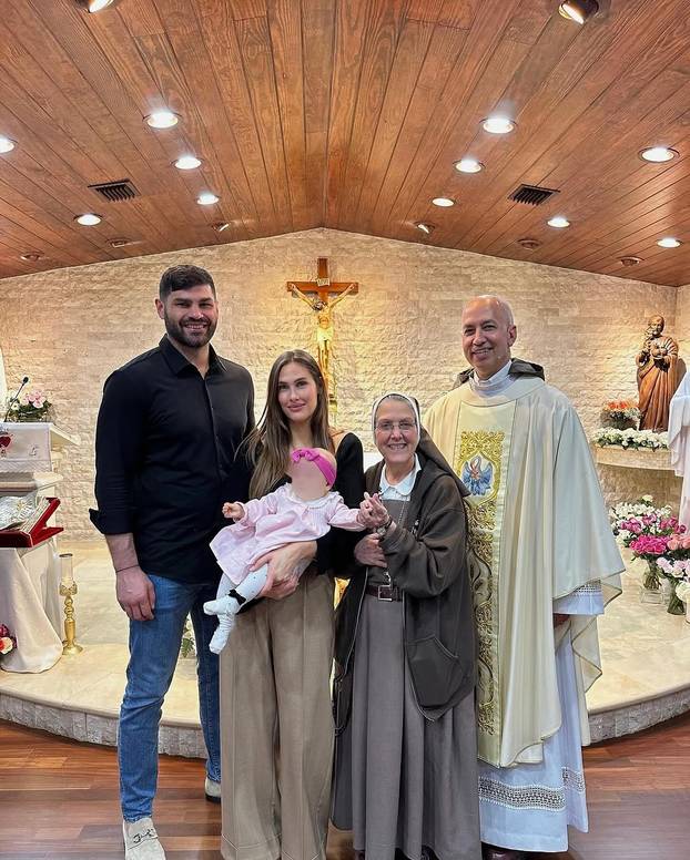 FOTO Ovo je ljepotica koja je osvojila srce Filipa Hrgovića. Od početka stoji uz 'El Animala'...