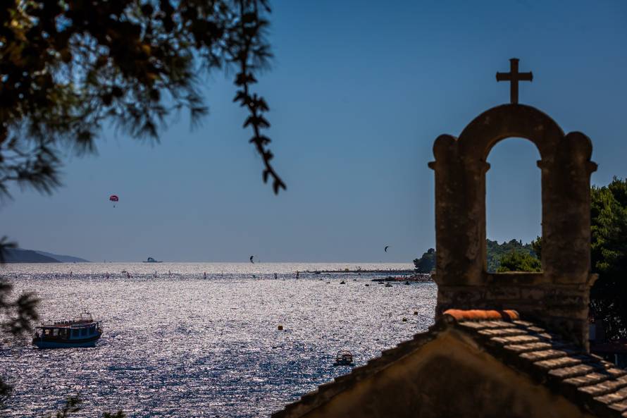 Bol: Pogled sa Dominikanskog Samostana prema Zlatnom Ratu