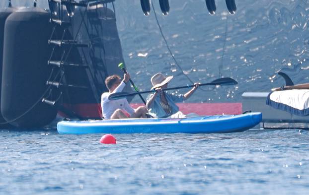 Lastovo: Poznati na jahti Jeffa Bezosa zabavljali se na palubi i u moru