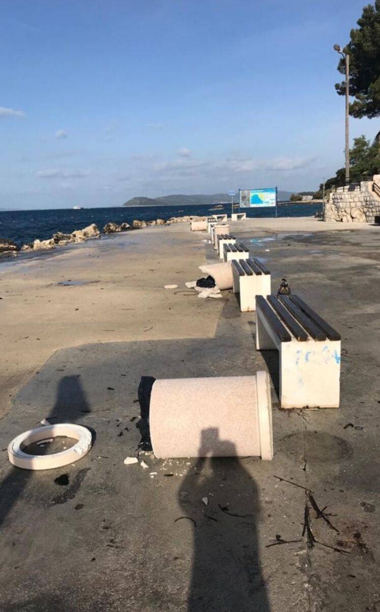 Divlji vikend na plažama Splita: Netko je porazbijao i netom postavljene kante za smeće