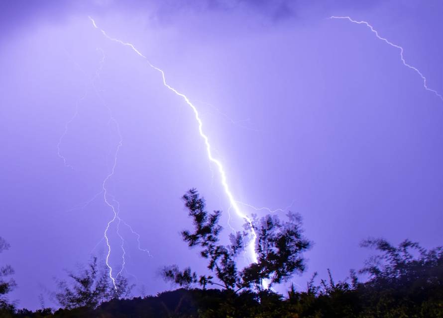 VIDEO Munje noćas  snimljene diljem Hrvatske: 'Užasno je puhalo. Blicalo je kao da je dan'