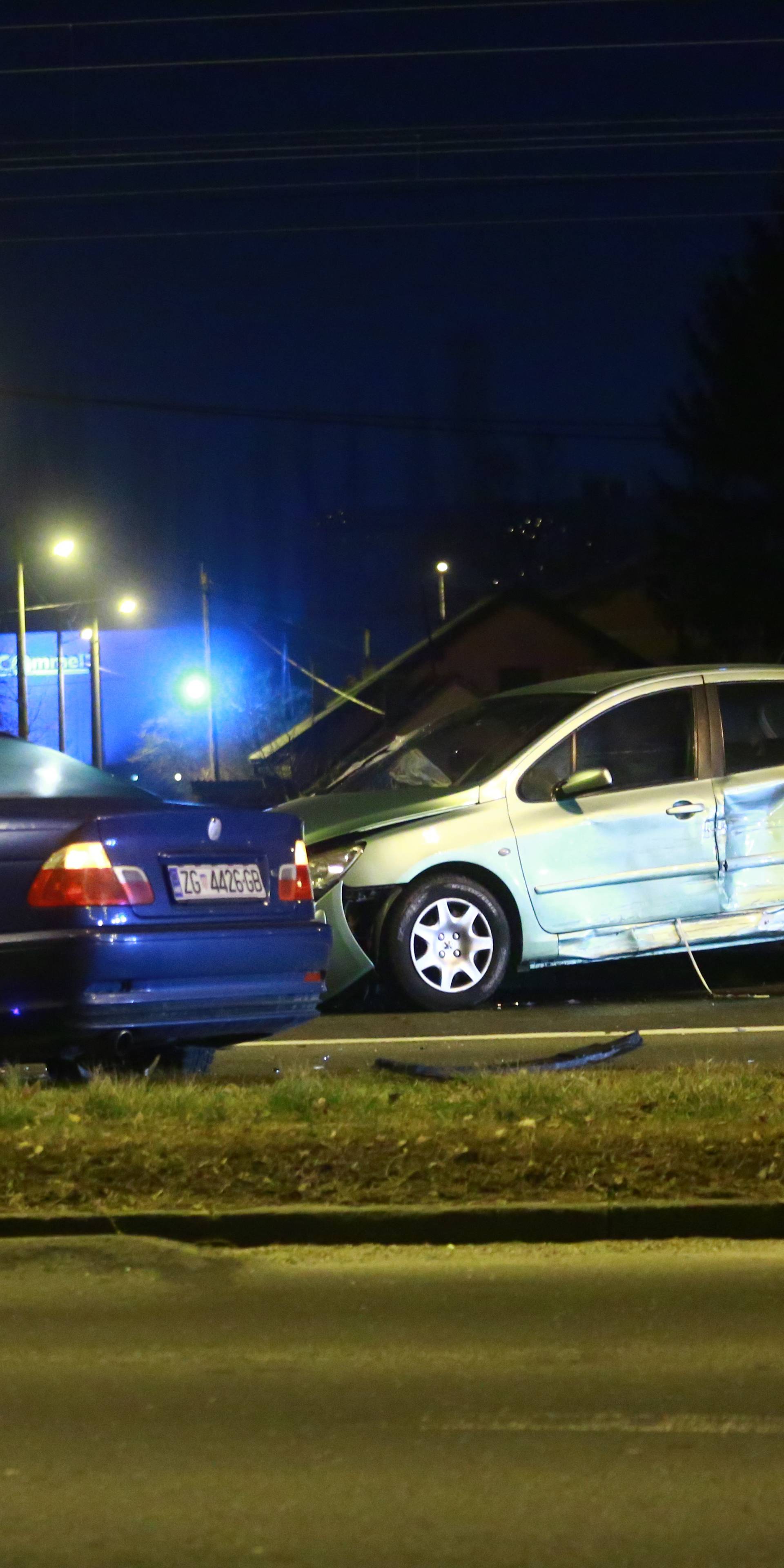 Sudarila se tri automobila u Zagrebu, dvoje ljudi ozlijeđeno