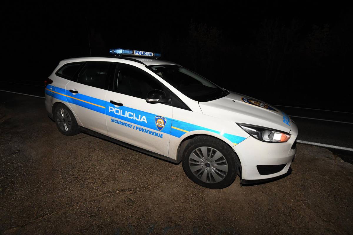 Krijumčari s migrantima bježali policajcima kod Gorice i sletjeli  s ceste u šumi, poginuo suvozač