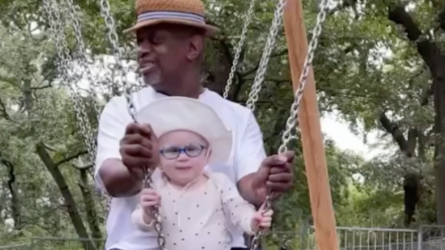 Bijela majka i crni otac imaju dijete s albinizmom koja je žrtva rasističkih napada