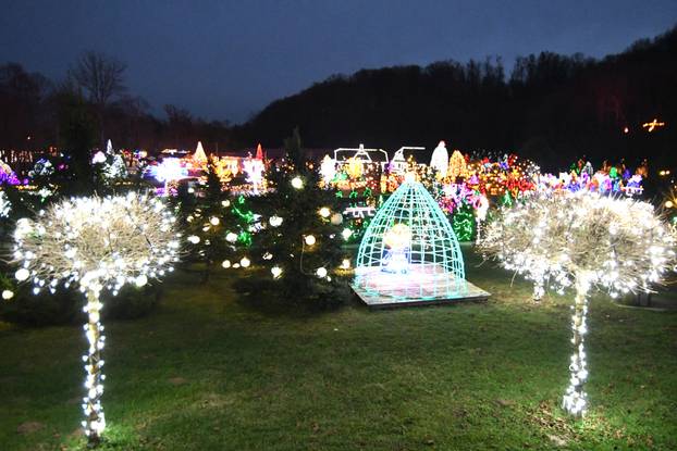Magično Božićno blagdansko imanje obitelji Salaj zabljesnulo je u punom sajaju