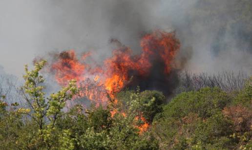 Požar u Galovcu kod Zadra, ugasili požar u Primoštenu 