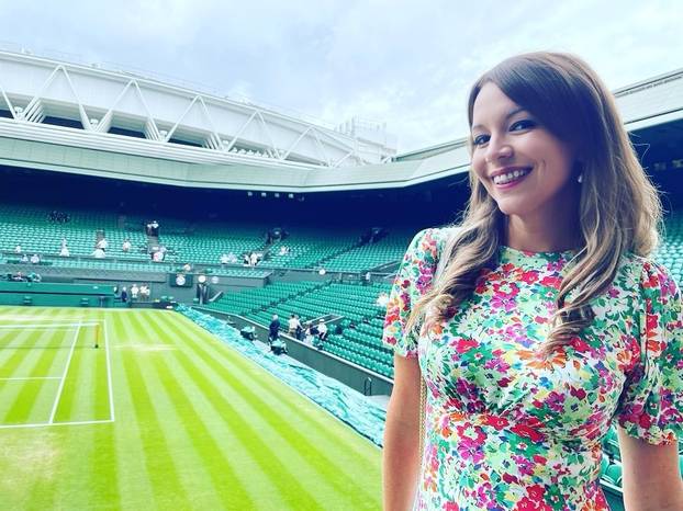 Šok u programu uživo! BBC-jeva voditeljica pokazala haltere?! 'Morao sam popiti aspirin!'