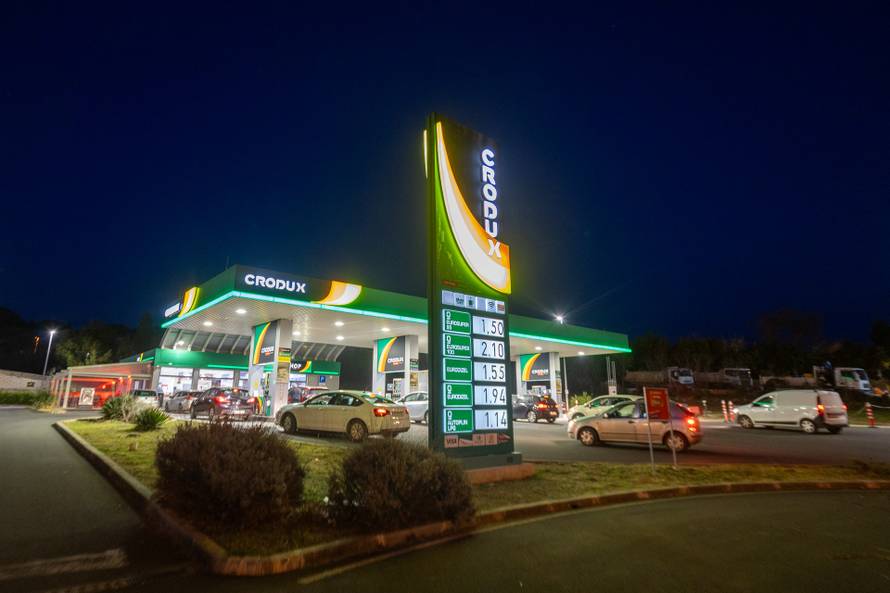 Pula: Automobili na benzinskim pumpama uoči sutrašnjeg poskupljenja benzina
