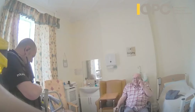 The cops beat a single pensioner and shook it with a shocker! Court: They are not guilty of his death