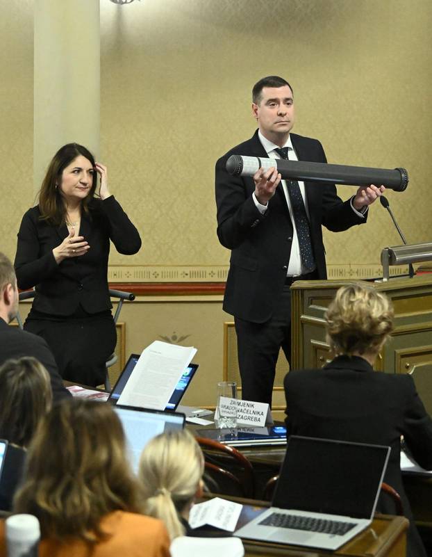 Zagreb: Herman za govornicu u Skupštini izašao s prometnim stupićem, Klisović pomislio da je bazuka