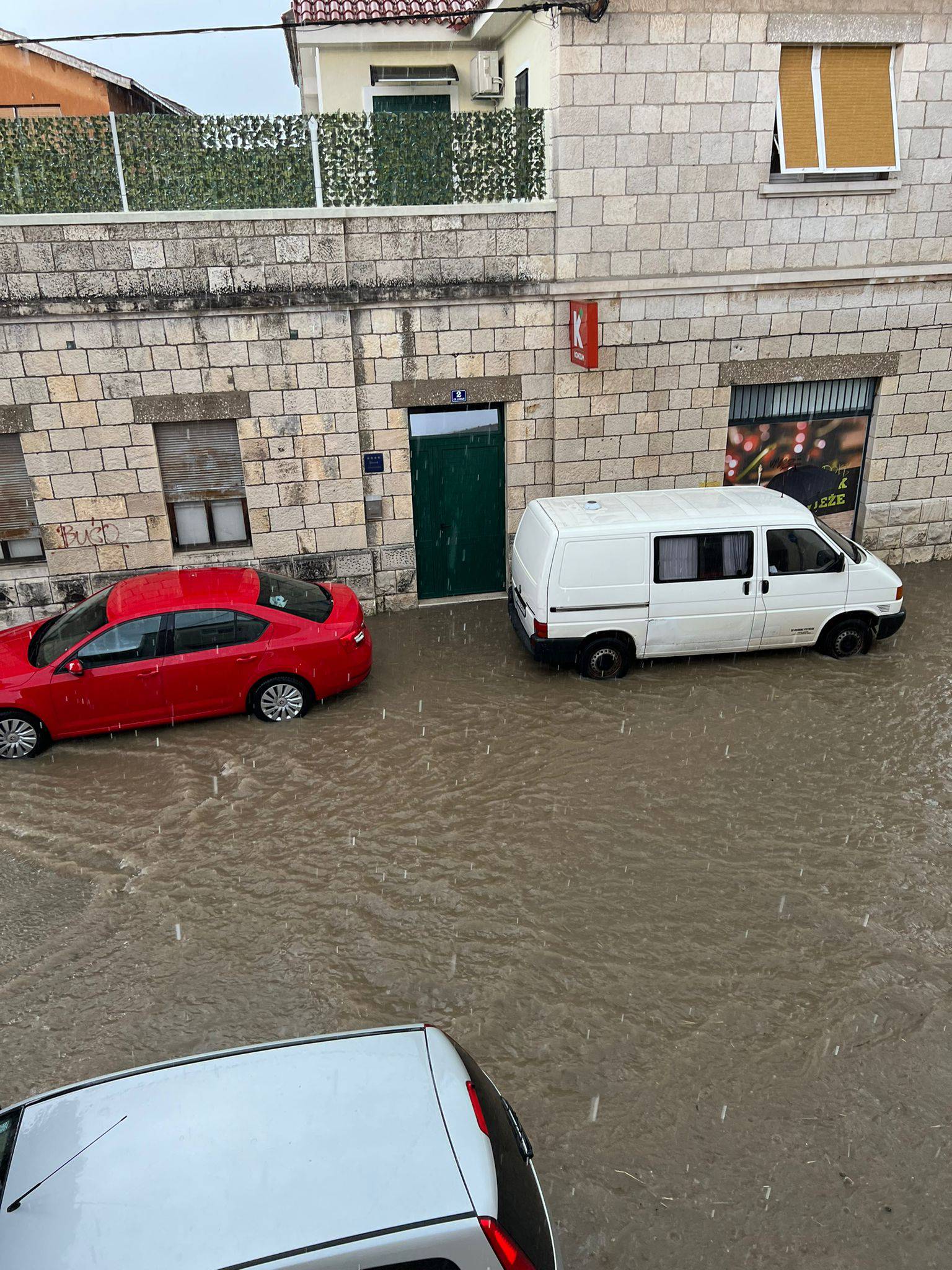 Nevjerojatne snimke: Vozila 'plivaju' po ulicama, poplava u Kaštelima: 'Zapeli smo na cesti'