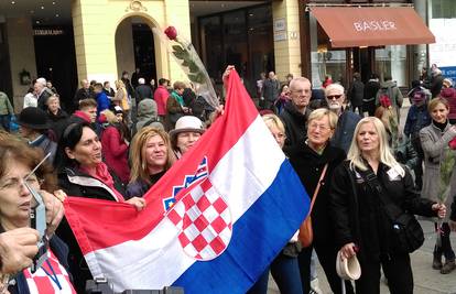Skup potpore Hasanbegoviću: Na Trgu se okupilo stotinjak ljudi