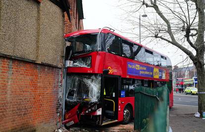 Autobus u Londonu zabio se u zgradu, ozlijeđeno troje djece