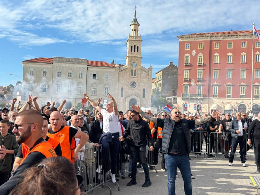 FOTO Gotov prosvjed na Rivi: Torcidaši su došli pred zgradu suda i urlali 'Za dom spremni'