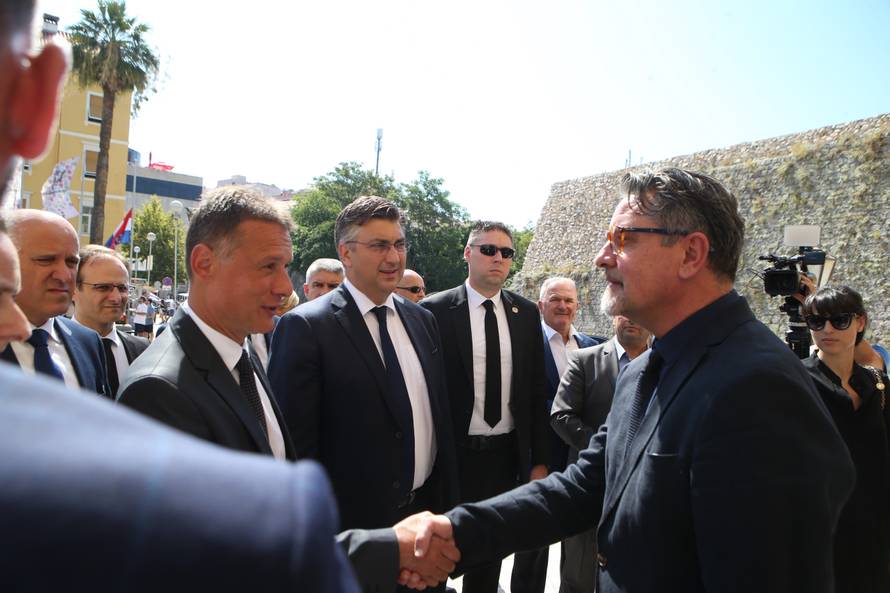 Svi u suzama: Ustali su Oliveru u čast i nisu prestali pljeskati...