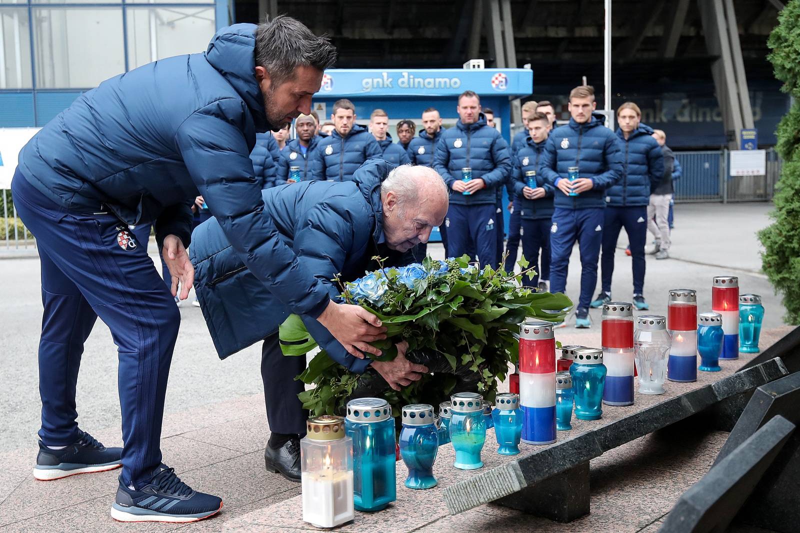 Zagreb: Igrači Dinama zapalili svijeće na spomeniku poginulim navijačima u Domovinskom ratu