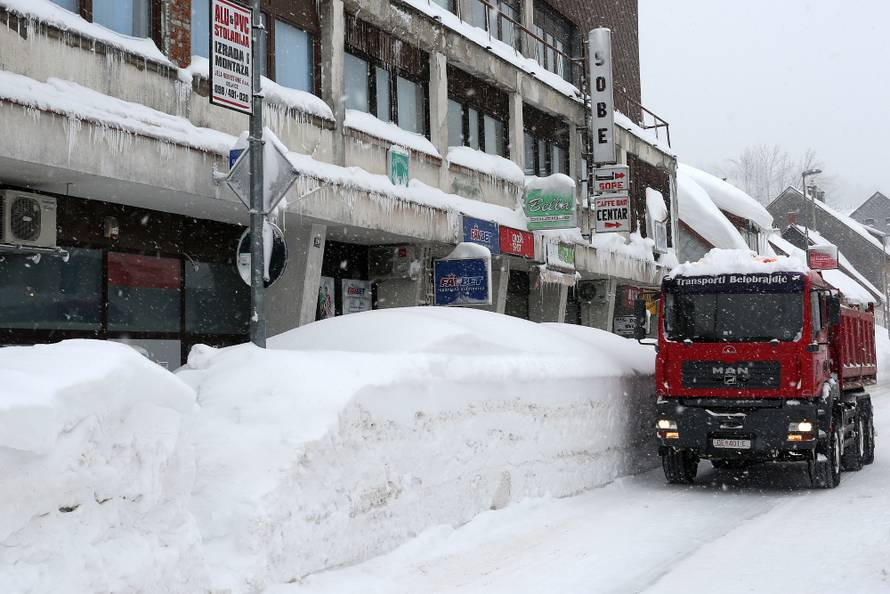 Zameteni u Delnicama: Nanosi snijega do balkona na 1. katu!