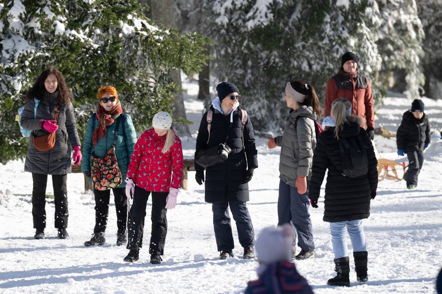 Zagreb: Građani uživaju u suncem okupanom Sljemenu 