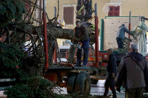 Zadar: Božićna jelka puknula prilikom postavljanja na Narodnom trgu