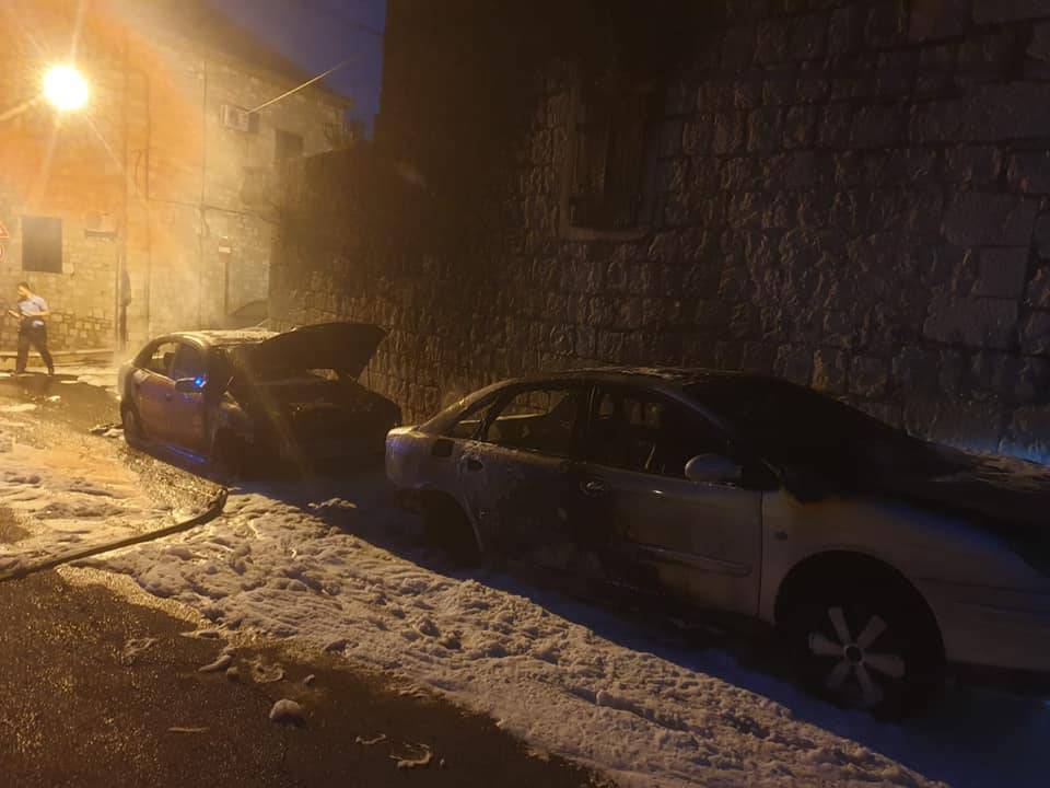Požar u Kaštel Sućurcu: Vatra progutala dva parkirana auta