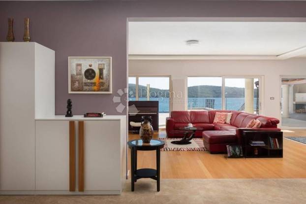 FOTO Ova luksuzna vila kod Šibenika ima čak dva bazena, a prodaje se za 5 milijuna eura