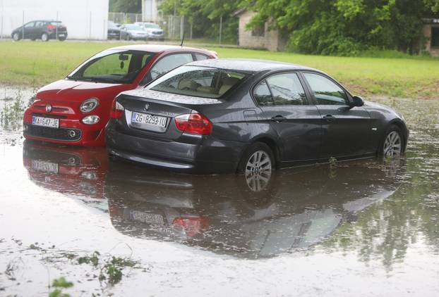 Karlovac: Obilna kiša uzrokovala probleme u prometu