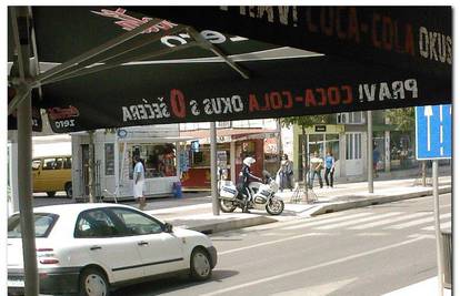 Zadar: Policajac parkirao motor nasred nogostupa 