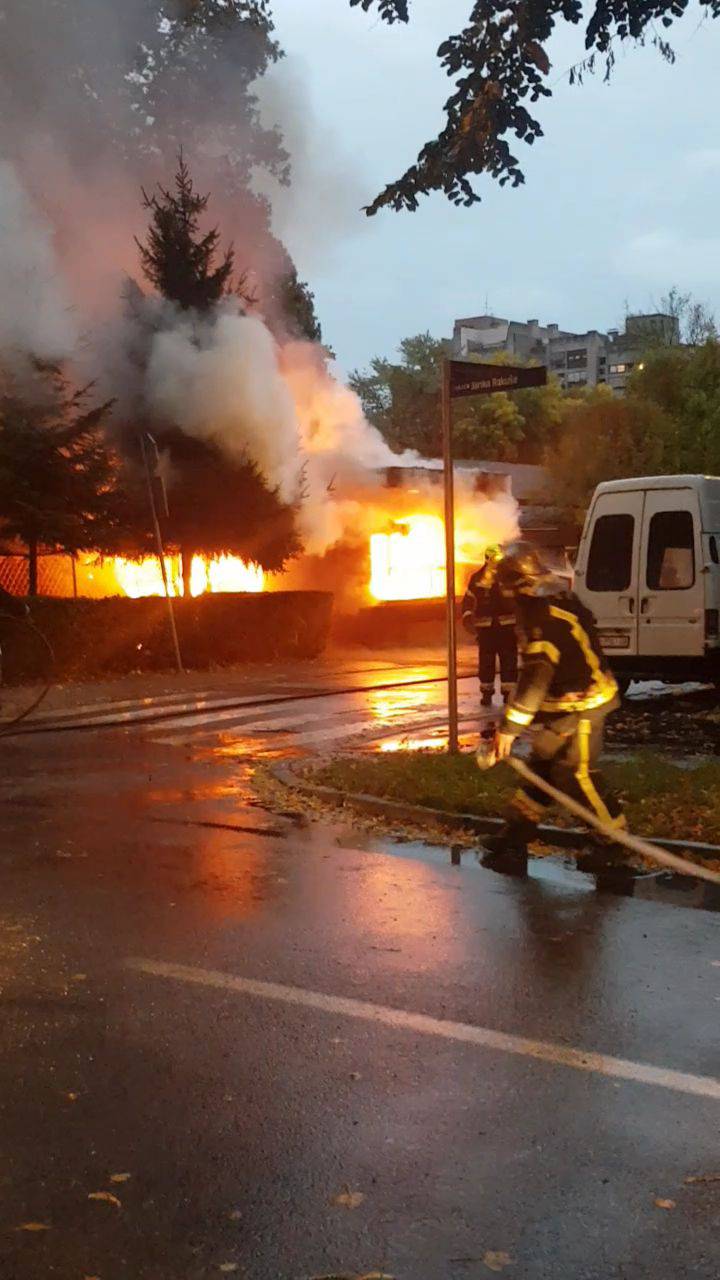 Snimka požara: Vatra 'gutala' napušteni objekt u Zagrebu