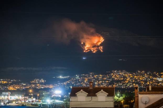 Solin: Šumski požar tijekom večeri buknuo je iznad Solina
