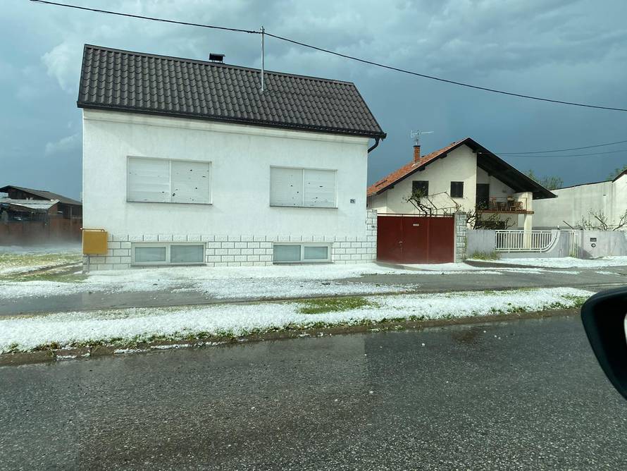 Vjetar nosio crjepove, tuča je oštetila automobile: 'Čula se kao pucnjevi, prestrašili smo se'