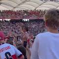 VIDEO Uh, kakva ludnica! Sosa vodio navijanje u Stuttgartu nakon što su izborili ostanak