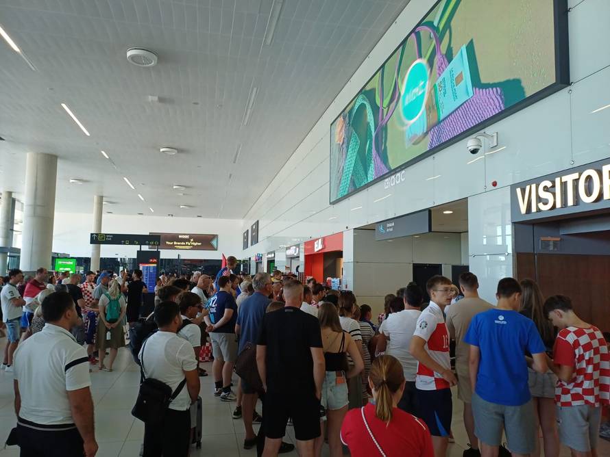 VIDEO 'Vatreni' su se vratili u domovinu! Evo lude atmosfere