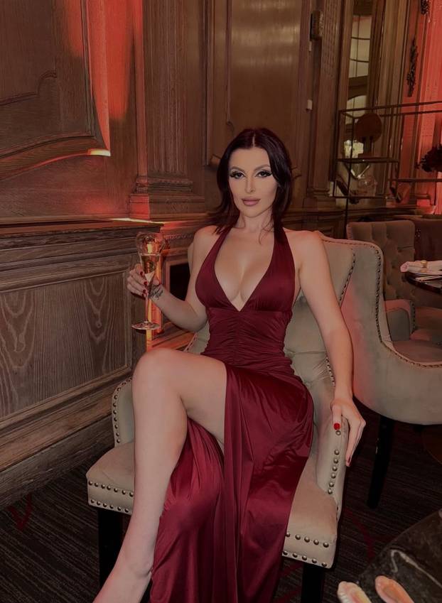 FOTO 'Svi misle da sam glupa jer poziram gola, a završila sam studij na Harvardu!'