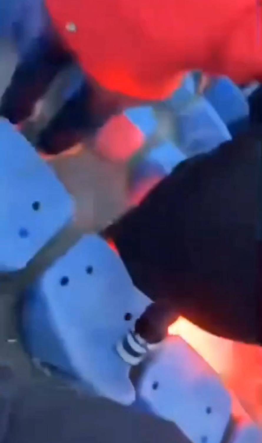 SKANDALOZNO Torcida je gađala bakljama navijače na zapadu: 'Skoro su ga u glavu pogodili!'