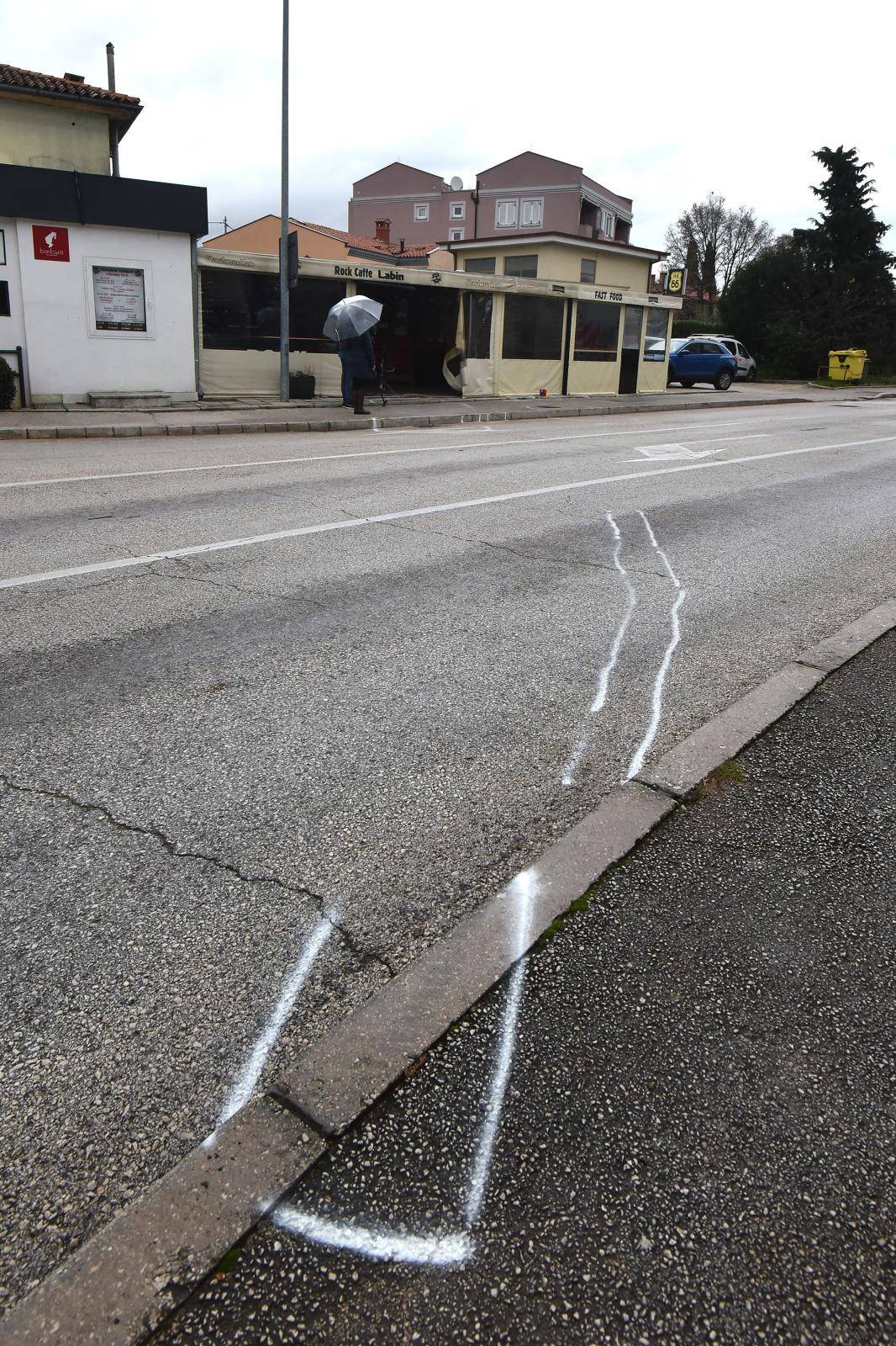 Labin: Pod utjecajem alkohola uletjela u kafić automobilom - jedna osoba poginula