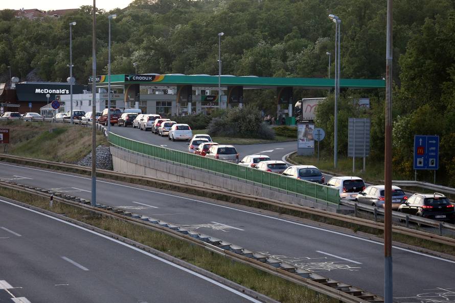 Kakva McGužva! Kolone auta u redu za McDonalds u Rijeci