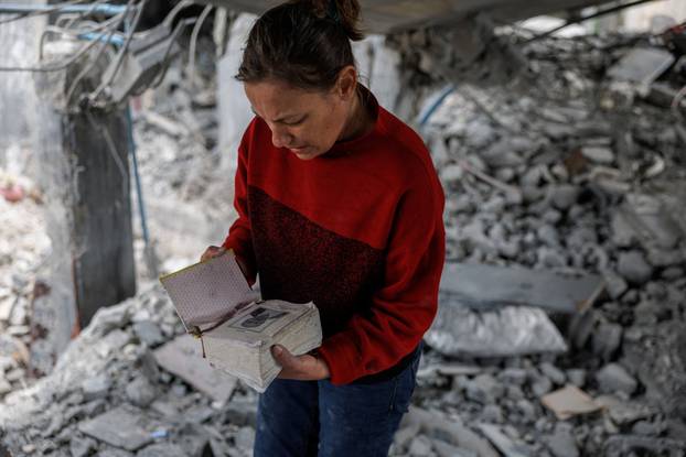 People return home to collect belongings in Sidon