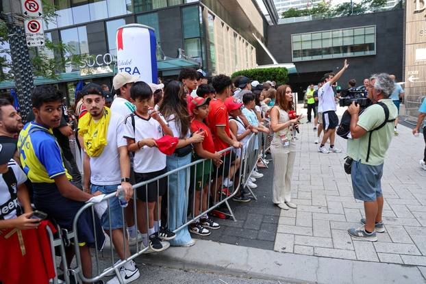SP 2026 Toronto: Ispred Hotela Delta zajedničko fotografiranje odradili su hrvatski i portugalski navijači