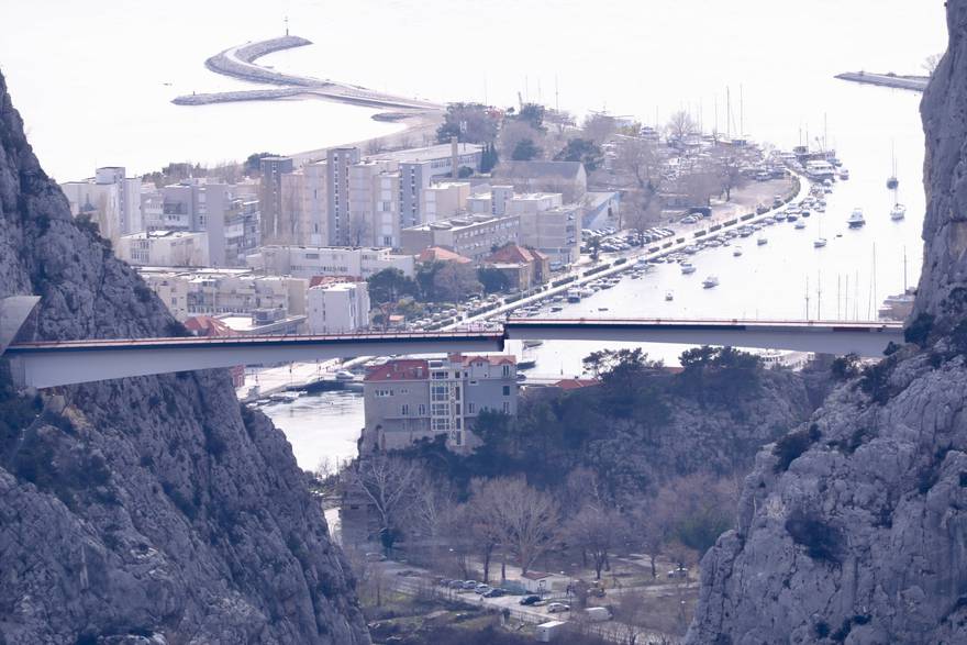 Most iznad Cetine kod Omiša od spajanja dijeli još nekoliko centimetara