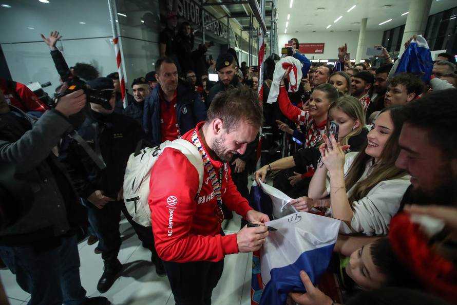 Docek broncanih rukometasa na zracnoj luci Franjo Tudjman