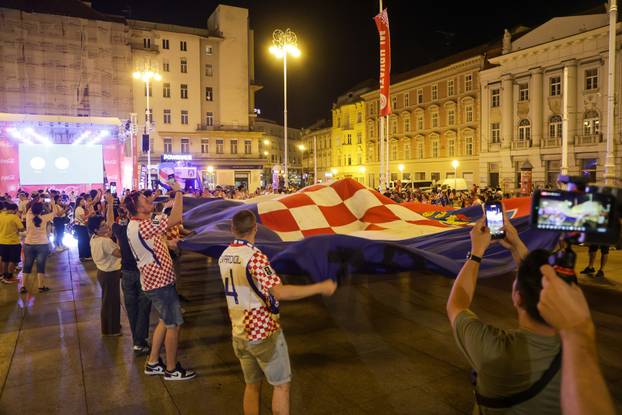 Zagreb: Navijači na Trgu bana Josipa Jelačića razvili veliku hrvatsku zastavu