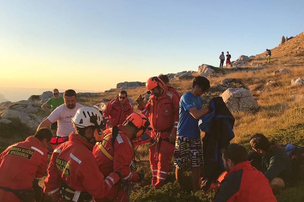 Paraglider u padu na Biokovu slomio nogu: Spasio ga HGSS
