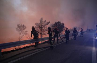 FOTO  Vatrogasci u paklu požara diljem Dalmacije: Herojski gasili cijelu noć, dolazili i iz Zagreba