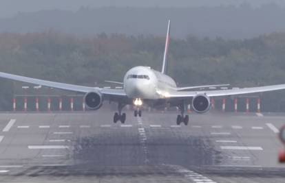 Muke po slijetanju: Jak vjetar bacao je avion na sve strane