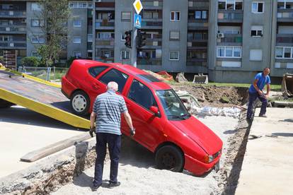 Karlovac: Autom uletio u gradilište i propao u jarak
