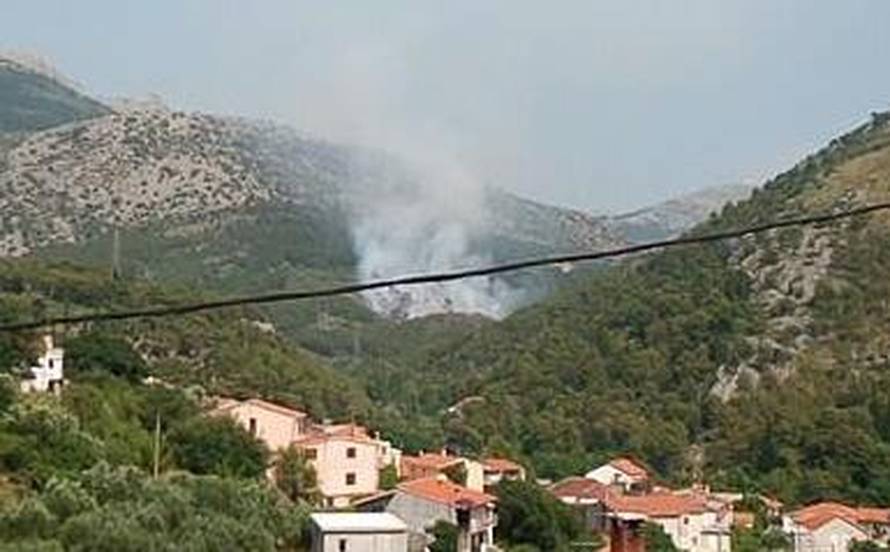 Pokraj Žrnovnice gori borova šuma, buktinju gasi i kanader