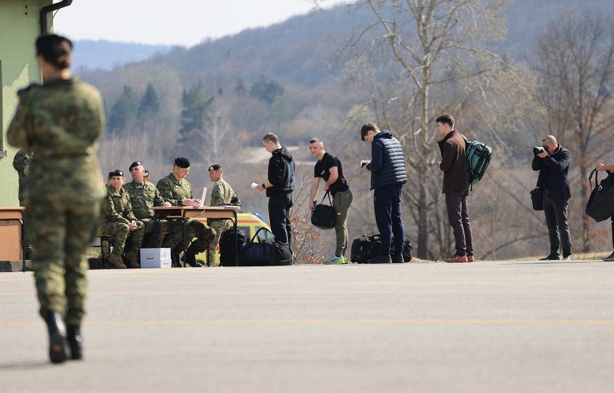 Ministar Anušić i general Kundid na prvom danu TVO-a na Slunju