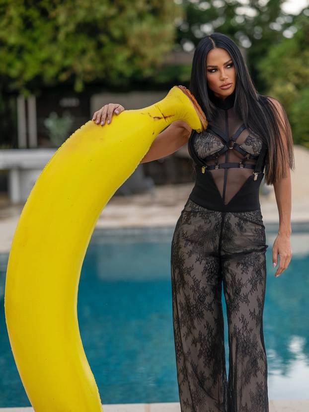 FOTO Zanosna crnka osvojila je splitsku publiku. Svi su gledali u njezinu žutu haljinu i trbušnjake